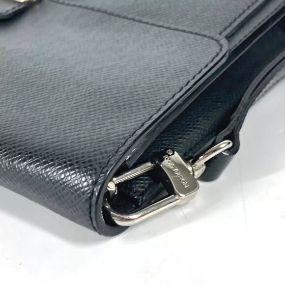 LOUIS VUITTON Taiga Belair Bag Pouch Clutch Bag with Strap - Picture 6 of 16
